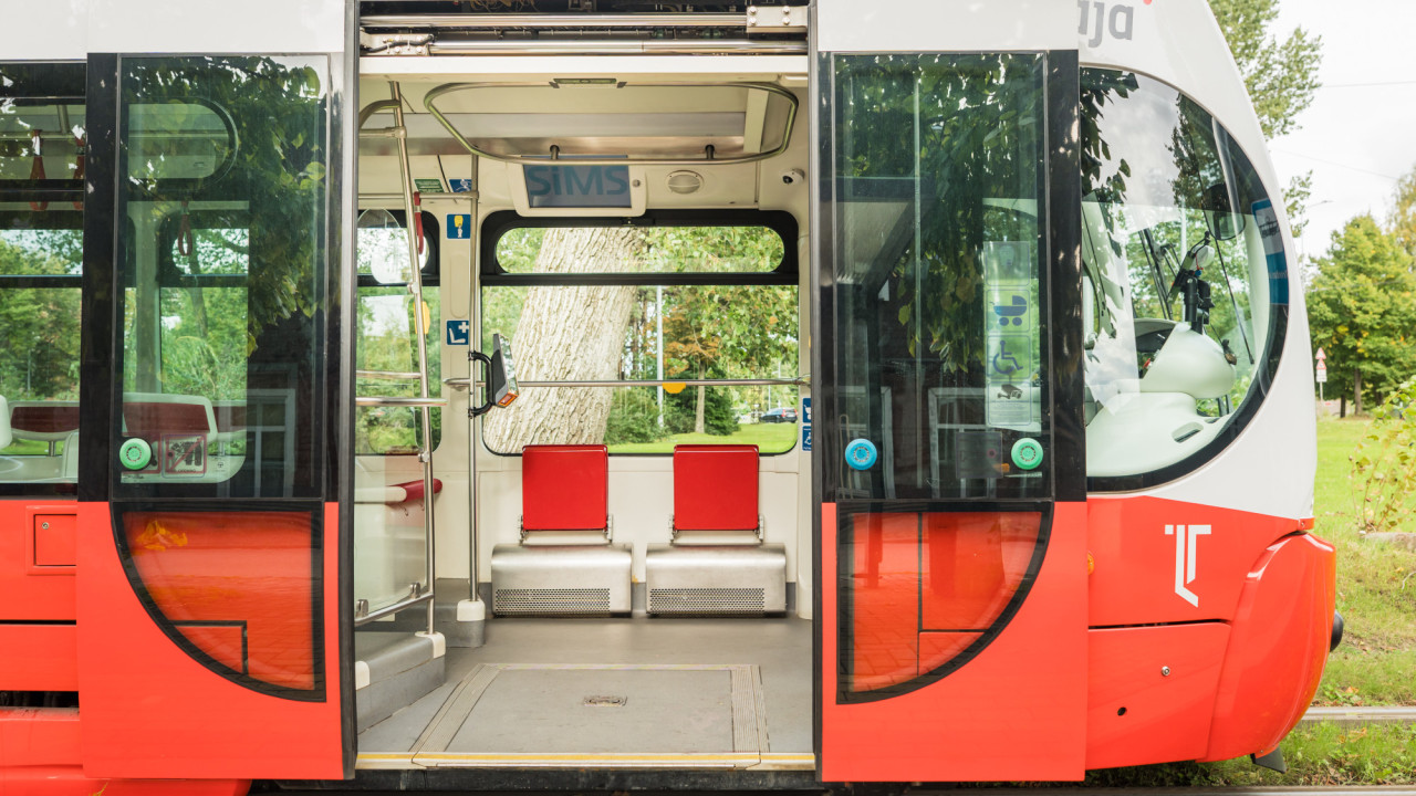 Liepājas tramvajos uzstādīti papildu e-biļešu validatori