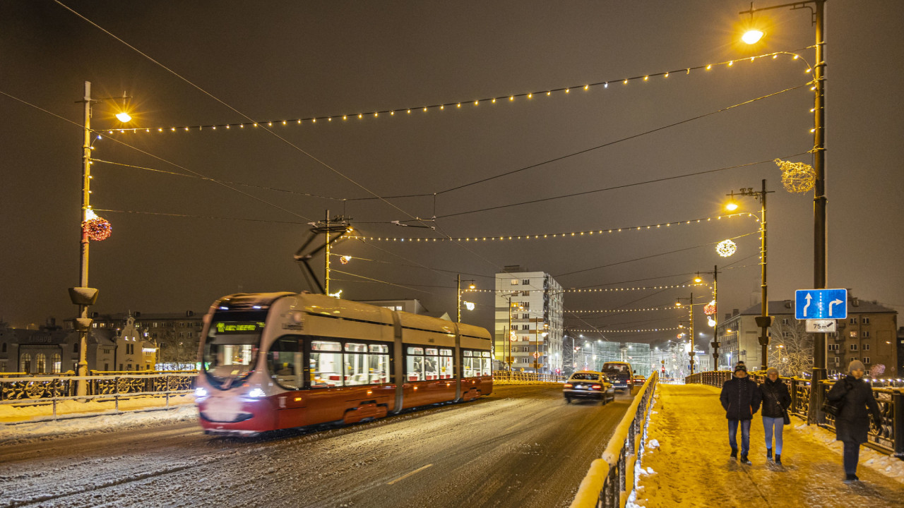 Mainoties vilciena "Rīga - Liepāja" kustības sarakstam, pielāgos tramvaja reisus